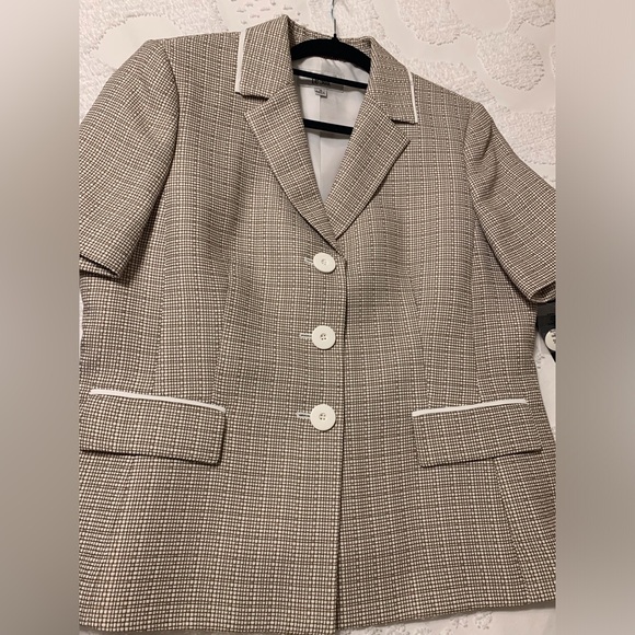 Le Suit Beautiful top. NWT. Size 16 - Picture 6 of 10